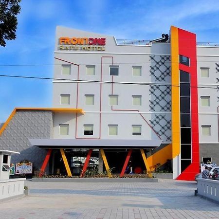 Front One Hotel Nganjuk Екстер'єр фото