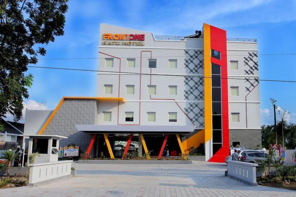 Front One Hotel Nganjuk Екстер'єр фото